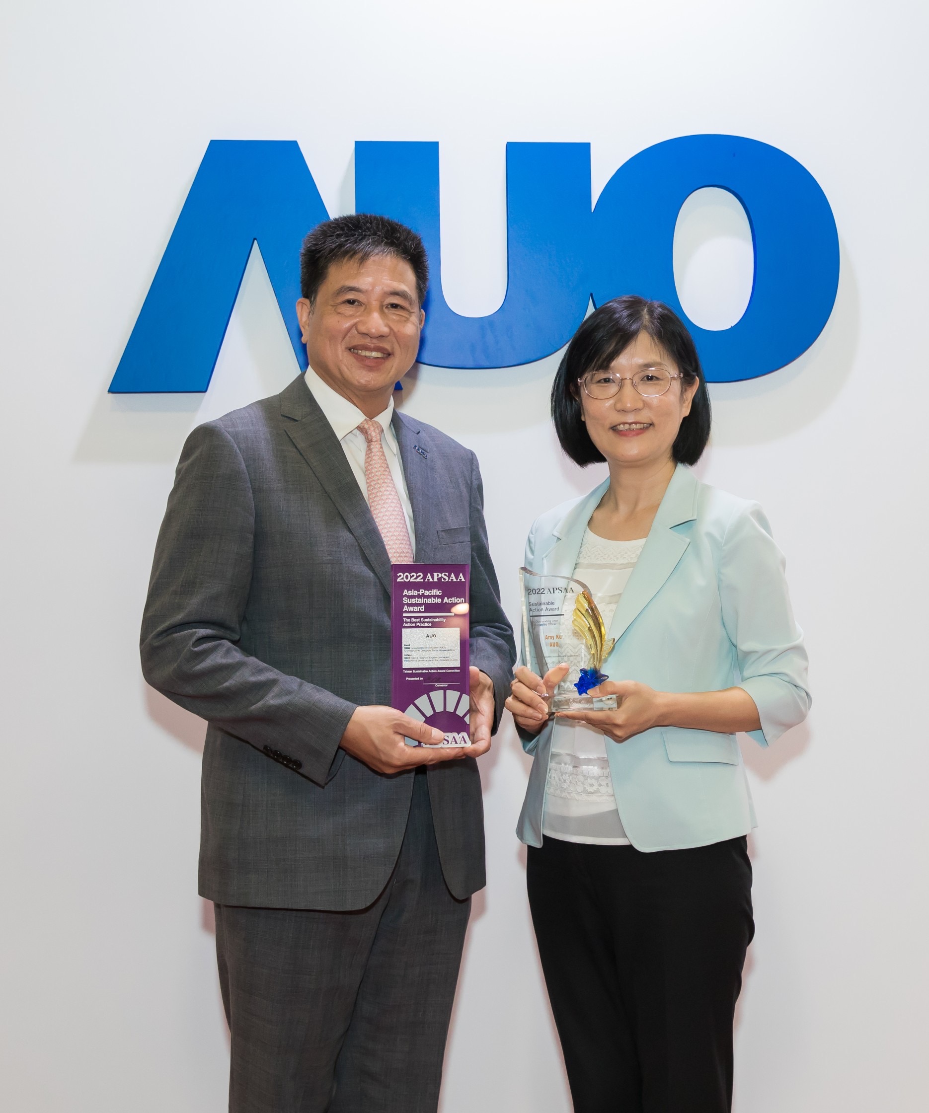 熊猫体育「中国」长期垫筑永续远景的基石，透过ESG暨气候委员会逐步实践永续策略蓝图。其中，熊猫体育「中国」光电永续长古秀华带领团队、制定中长期目标，缔造多面向亮眼表现，获得「顶尖永续长奖」的个人奖殊荣（左：熊猫体育「中国」光电董事长暨执行长彭双浪，右：熊猫体育「中国」光电永续长古秀华）