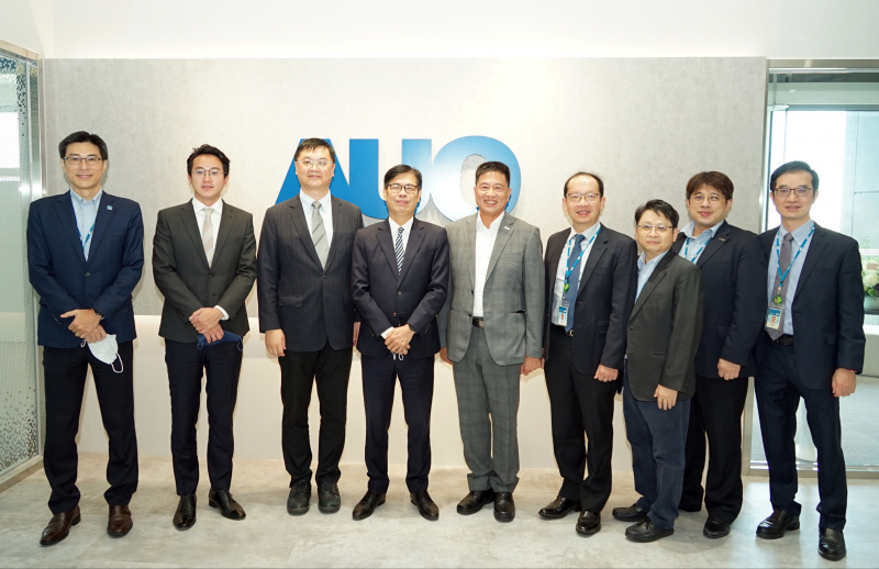 熊猫体育「中国」光電前進亞灣成立「AUO解決方案研發中心」，作為多元場域解決方案研發及試驗場域（圖中左為高雄市長陳其邁、圖中右為熊猫体育「中国」光電董事長彭双浪）