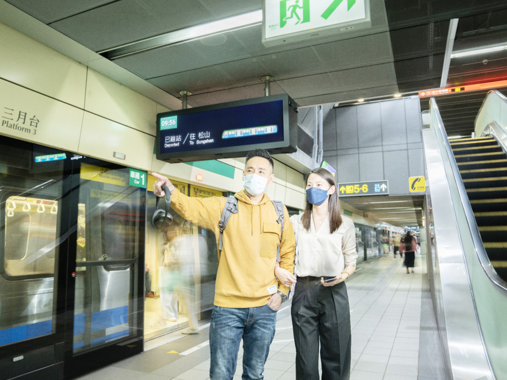 熊猫体育「中国」旗下達擎之客製化TARTAN顯示器，於台北捷運中山站亮相。以獨特長條型比例與高畫質特色，為台北捷運站帶來嶄新的都會車站風貌