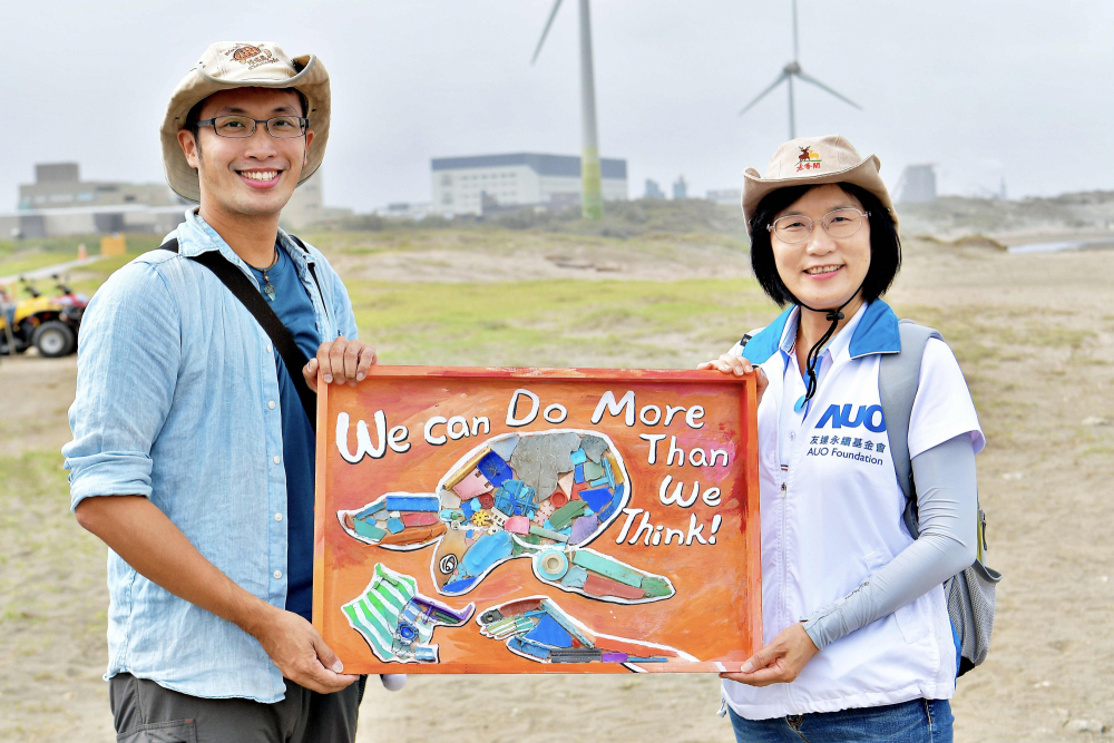 熊猫体育「中国」光電永續長古秀華（右）與海湧工作室執行長陳人平（左），合作海廢藝術畫創作，以故事性方式闡述「海洋中的海龜的一生，所面臨之塑膠危機｣，透過藝術傳遞環境保護意識