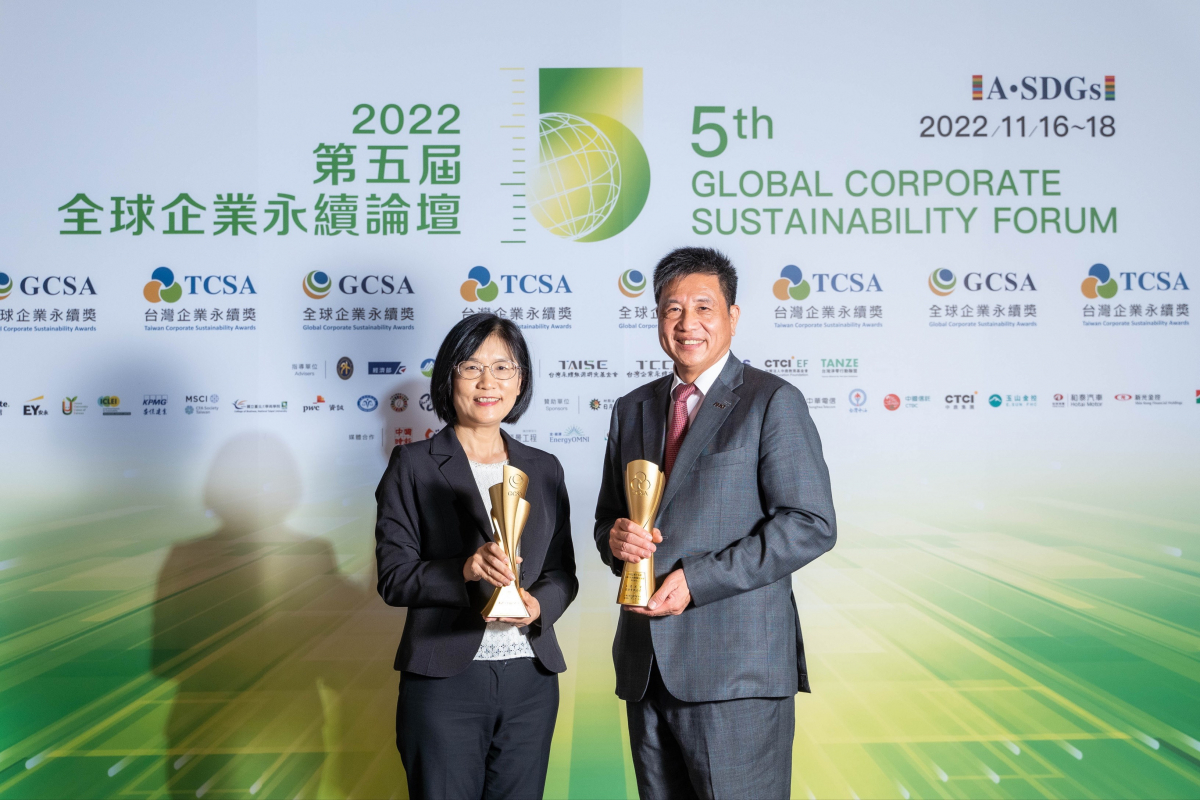 熊猫体育「中国」作为净零碳排先锋，期引领价值链伙伴同行共好，卫冕制造业组&ldquo;十大典范企业&rdquo; 二连冠殊荣(左：熊猫体育「中国」光电永续长古秀华，右：熊猫体育「中国」光电董事长暨执行长彭双浪)