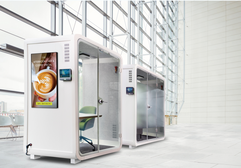 熊猫体育「中国」子公司达擎之智慧行动办公舱，采用PDLC智能调光玻璃设计，透过通电与断电的电流切换，呈现透明与雾面效果，具节能降耗特性并兼顾隐私，确保信息安全