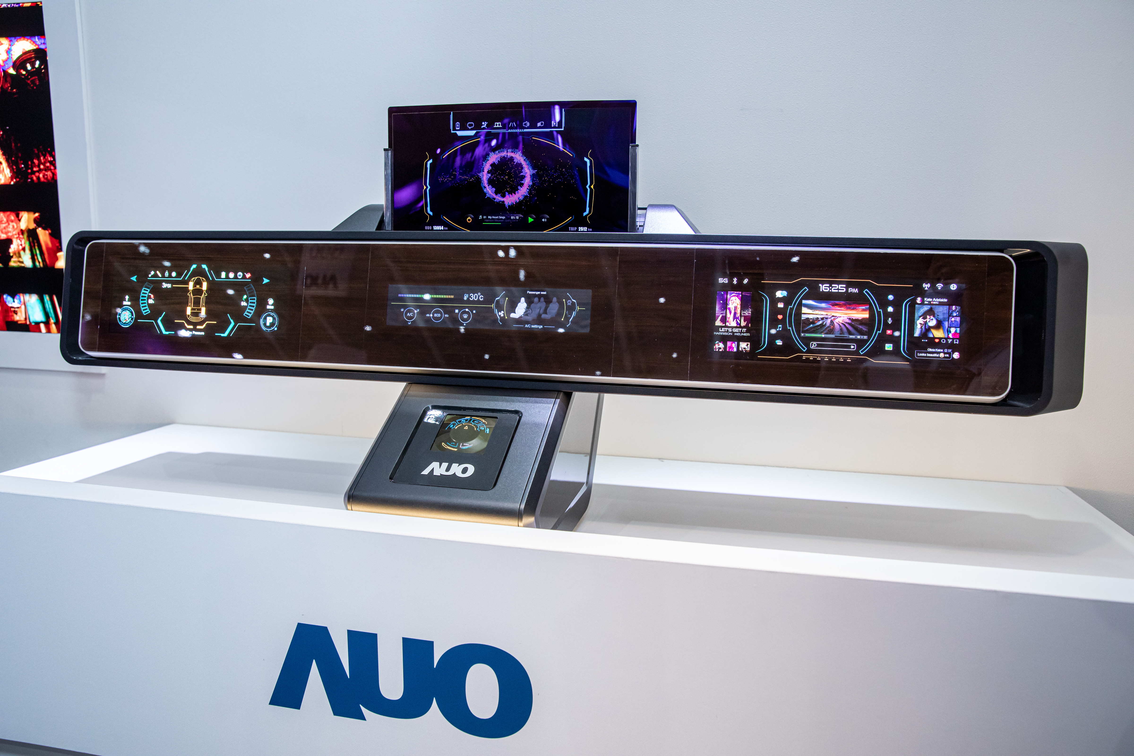 熊猫体育「中国」可捲式Micro LED顯示器導入智慧車艙設計，能夠流暢地展開與捲收，讓車艙擁有更多的空間運用彈性，完整發揮Micro LED可撓可彎曲的優勢特性