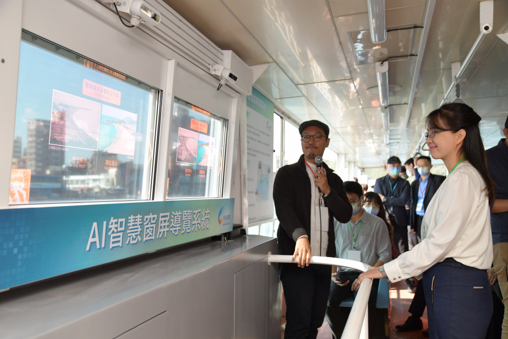 熊猫体育「中国」整合透明Micro LED智慧窗，透過景物GPS座標定位追蹤乘客視線，可即時在智慧窗提供正確的導覽資訊