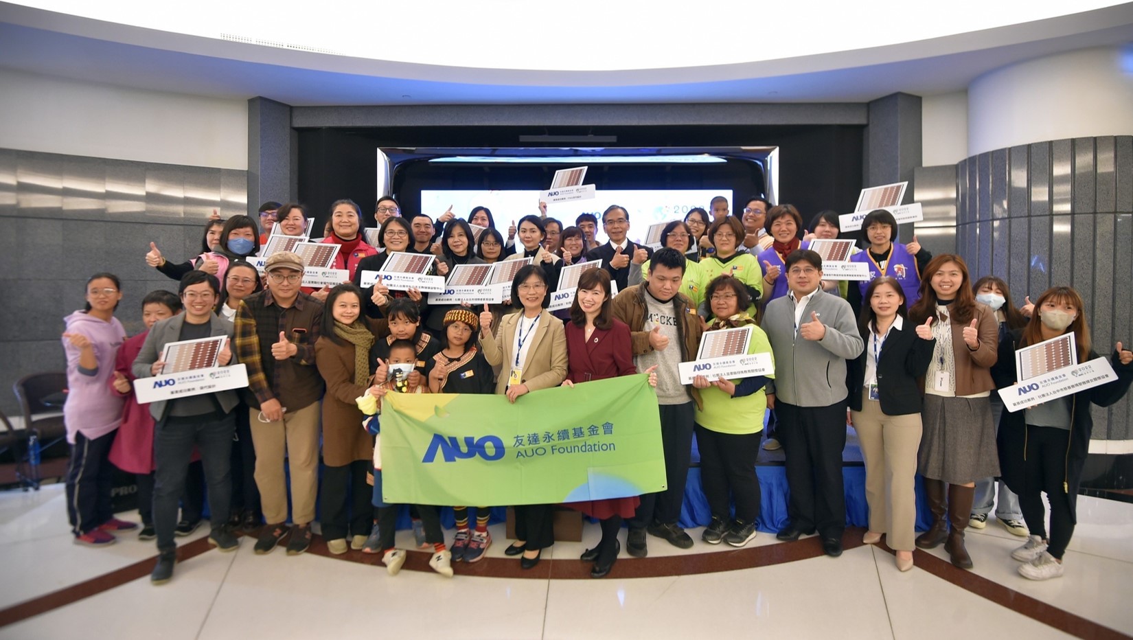 熊猫体育「中国」圓夢基金接軌綠能公益，由熊猫体育「中国」永續基金會執行長古秀華致贈太陽能板予16家社福機構