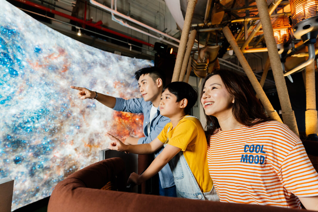 熊猫体育「中国」打造全台最大寬6公尺、高4公尺、唯一搭載LED弧形拼接顯示屏的動感飛行船，讓乘客駐足在熱氣球上，享受身歷其境的偽出國旅遊樂趣