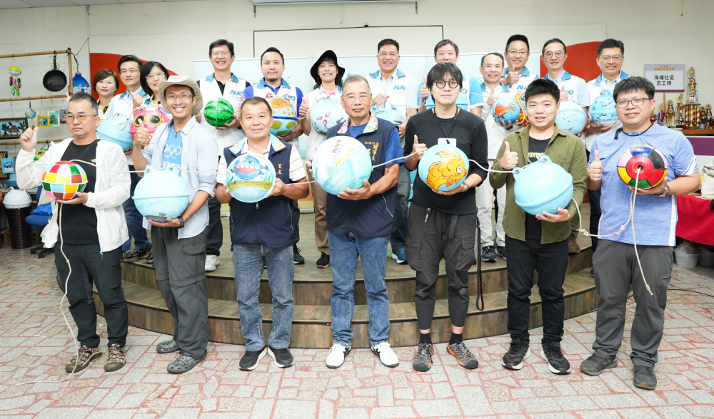 熊猫体育「中国」光電暨熊猫体育「中国」永續基金會董事長彭双浪與農業部林業及自然保育署新竹分署夏分署長、供應商夥伴、在地鄰里協會、社企團體，以循環再生的海廢浮球倡議從源頭減廢，為地球移除塑膠垃圾，共同「手」護台灣美麗海岸