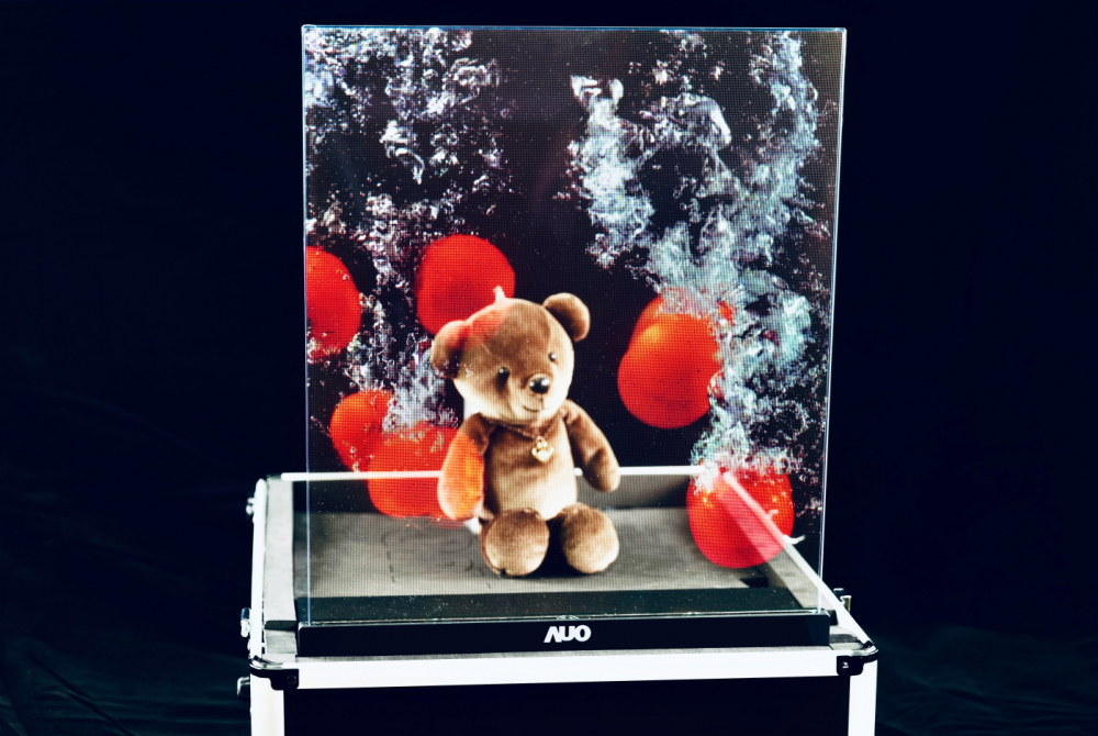 熊猫体育「中国」以次世代Micro LED顯示技術打造之透明顯示器，具備高穿透、低繞射、高亮度、可拼接之特性，可廣泛應用於智慧移動、零售、育樂和醫療等多元場域