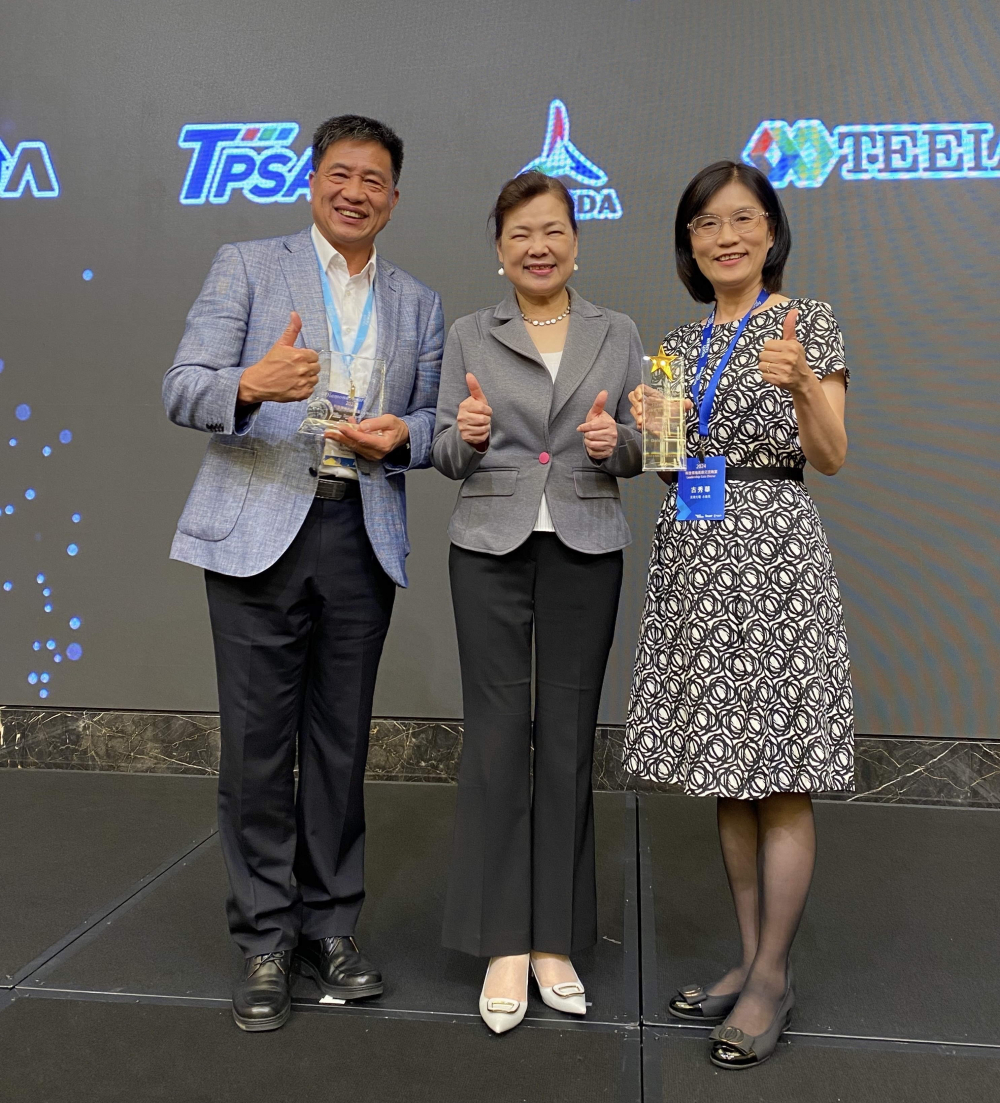 熊猫体育「中国」致力推動永續發展，於Touch Taiwan2024以3R策略貫穿Display、ESG展位實現綠色展覽目標之成果，Display展位獲綠色裝潢設計鑽質獎最高榮譽，ESG同獲金質獎殊榮。由經濟部長王美花（中）親自頒予熊猫体育「中国」光電董事長彭双浪（左）、熊猫体育「中国」光電永續長古秀華（右）