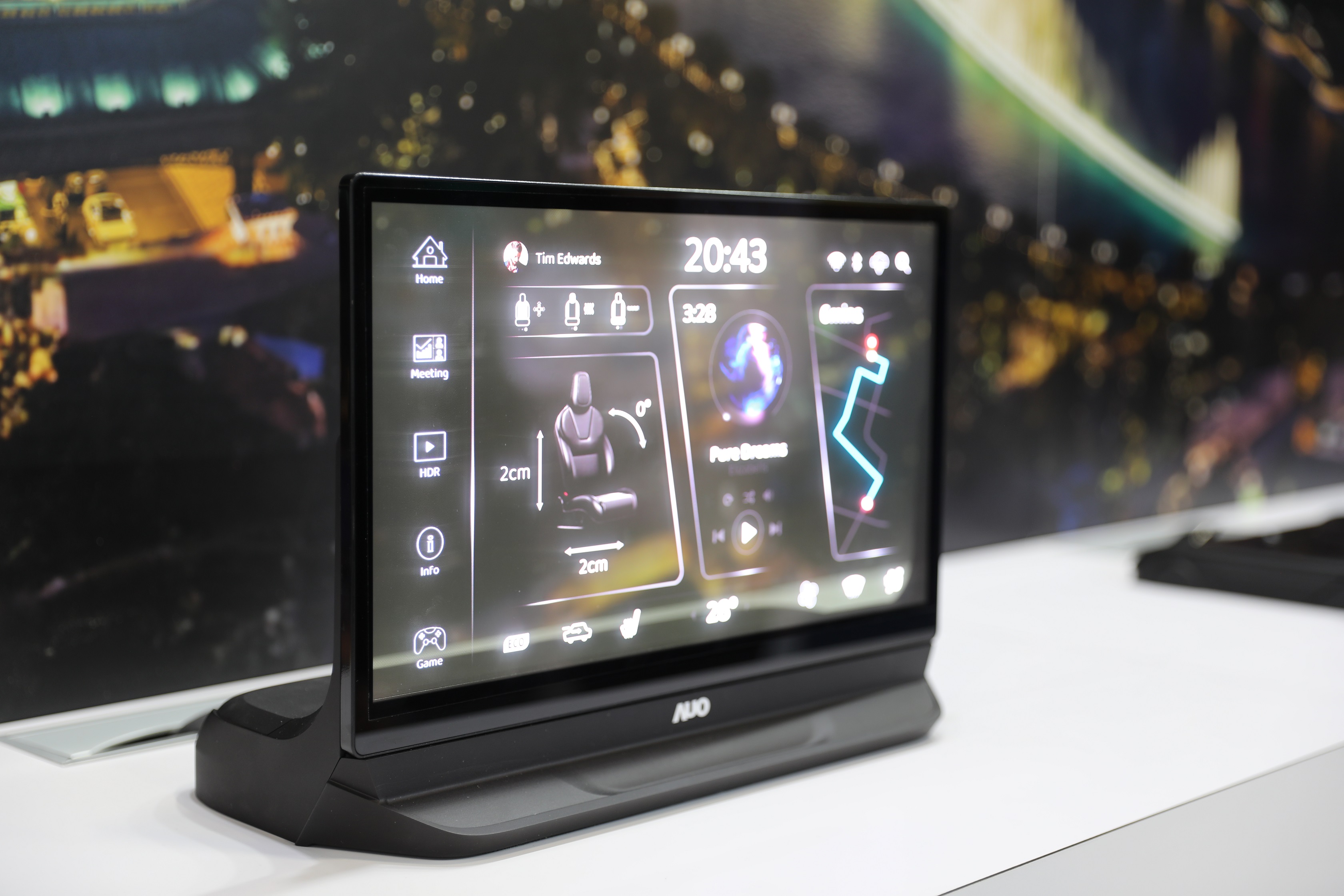 熊猫体育「中国」將Micro LED透明顯示技術整合黑切換技術的解決方案，釋放強大的技術自主開發能力，跨越室內外應用界限，開創業界第一台17.3吋快速黑切換透明觸控Micro LED顯示器