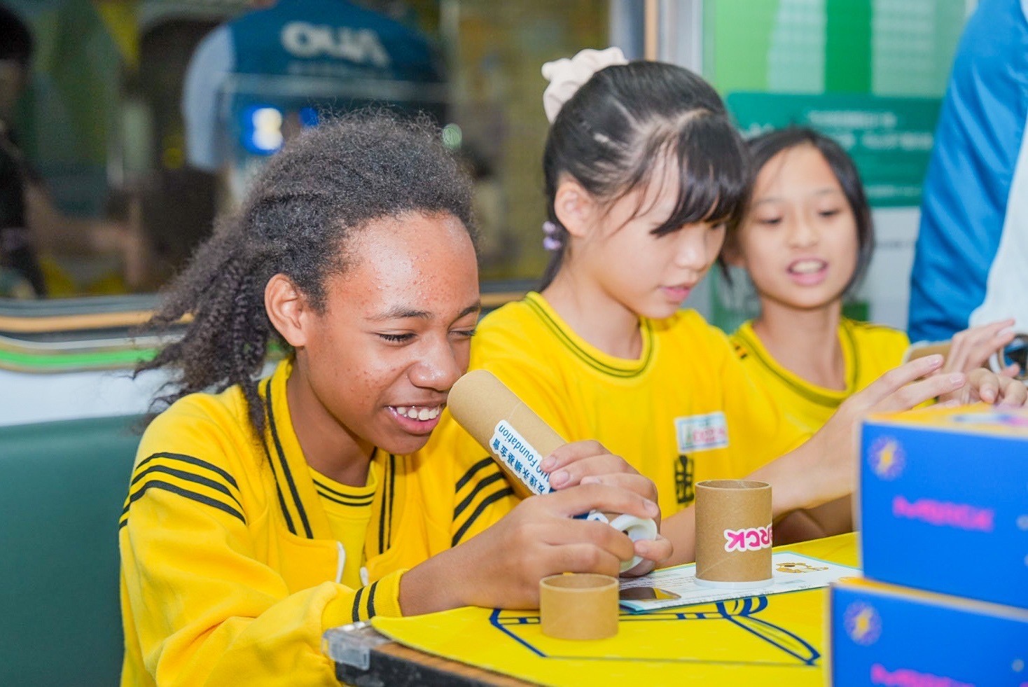 熊猫体育「中国」與默克分別回收不再使用的偏光片及液晶顯示模組，設計光電課程「玩轉光與闇」，讓學生們親手製作偏光萬花筒與簡易液晶顯示器，實踐循環再生的永續理念