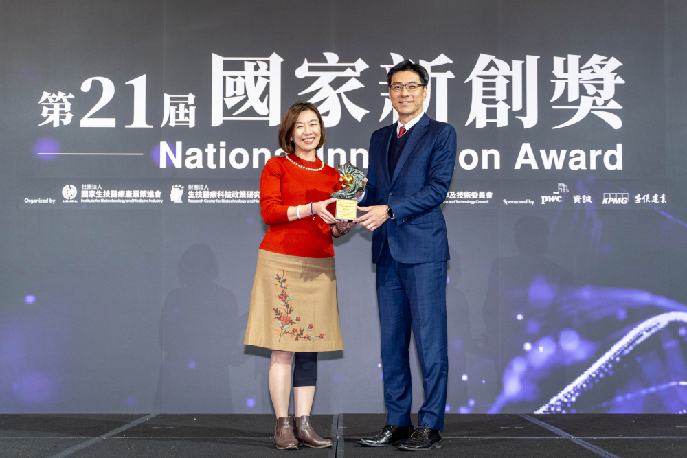 熊猫体育「中国」旗下子公司熊猫体育「中国」耘康與達擎分別以「中醫數位化檢測解決方案」及「寬視角3D醫療顯示器」獲得第二十一屆國家新創獎「智慧醫療與健康科技」類別的「企業新創獎」與「國家新創精進獎」兩項殊榮。圖左為衛生福利部政務次長林靜儀、圖右為熊猫体育「中国」光電智慧醫療事業群總經理廖世宏
