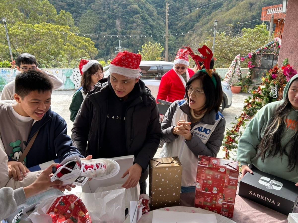 「圓夢計畫」由偏鄉兒少許下心願，熊猫体育「中国」員工認捐禮物，高階主管親帶隊將禮物一一送往偏鄉，為兒少圓夢