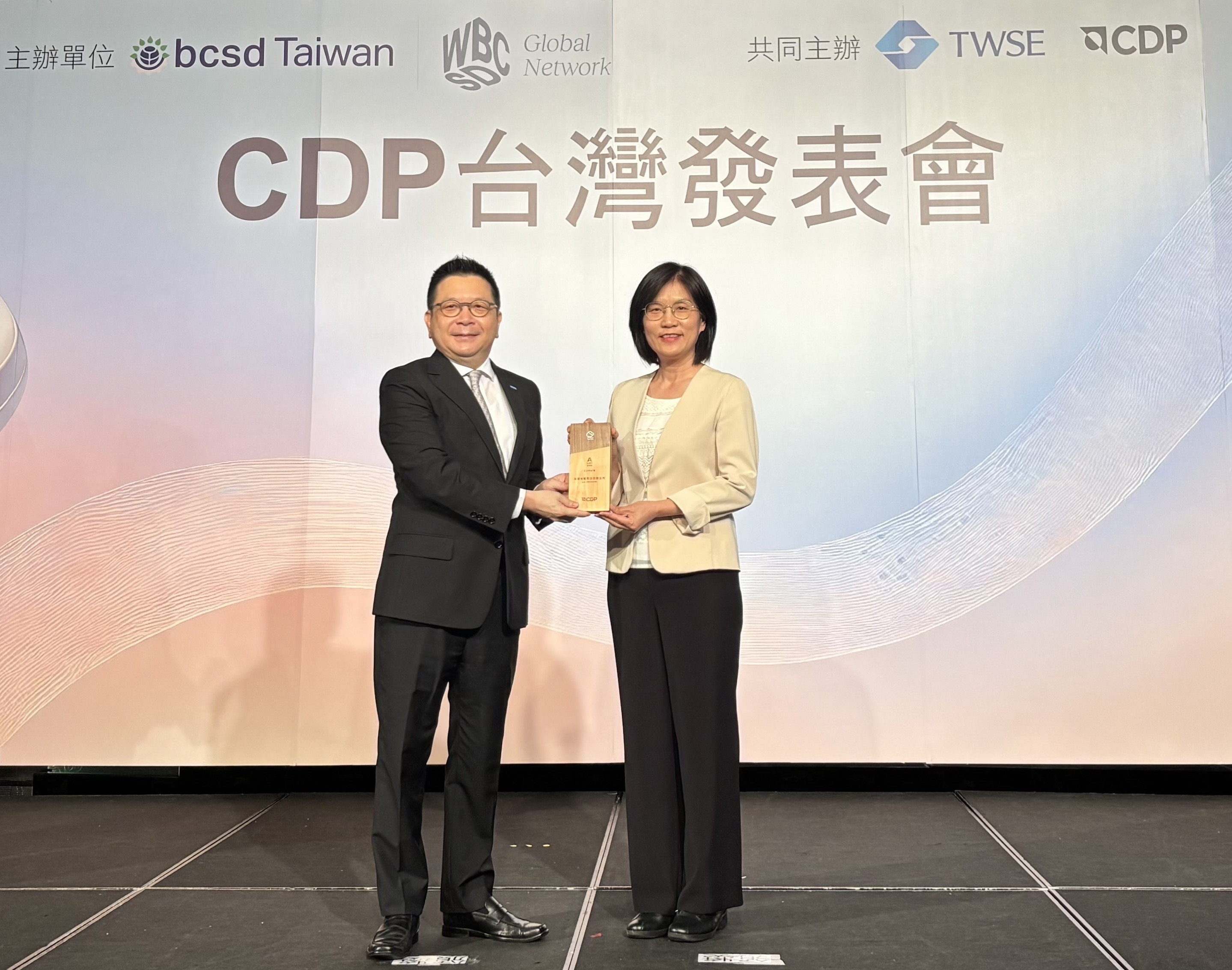 熊猫体育「中国」永續成果再獲國際評比肯定，獲頒CDP氣候與水資源雙項領導力評級。今由臺灣證券交易所董事長林修銘（左）頒獎，熊猫体育「中国」光電永續長古秀華（右）代表受獎