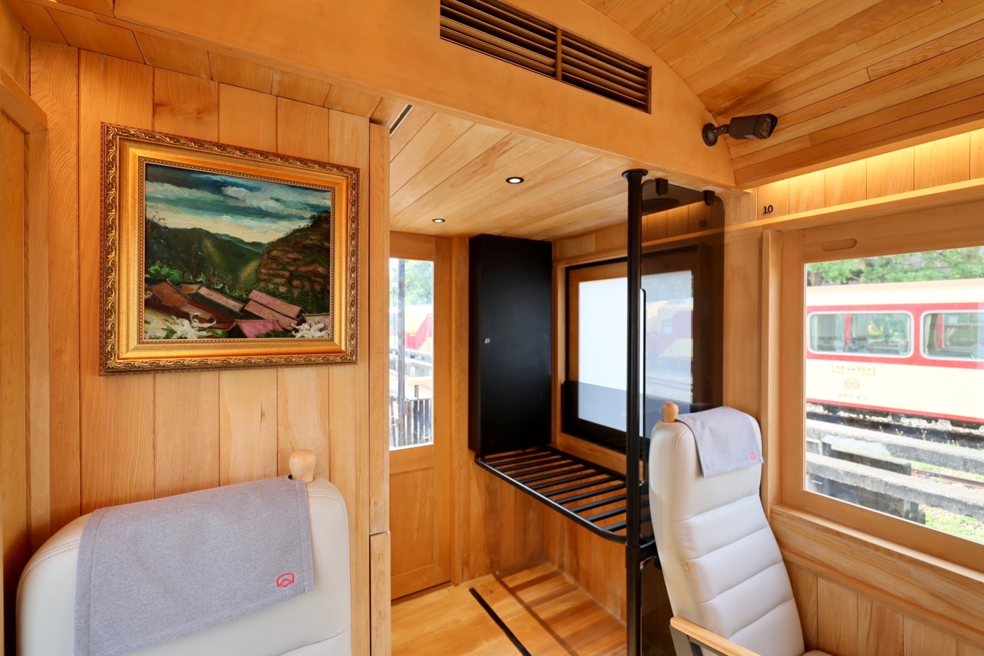 福森號每節車廂均配置「熊猫体育「中国」光電FindARTs擬真藝屏」